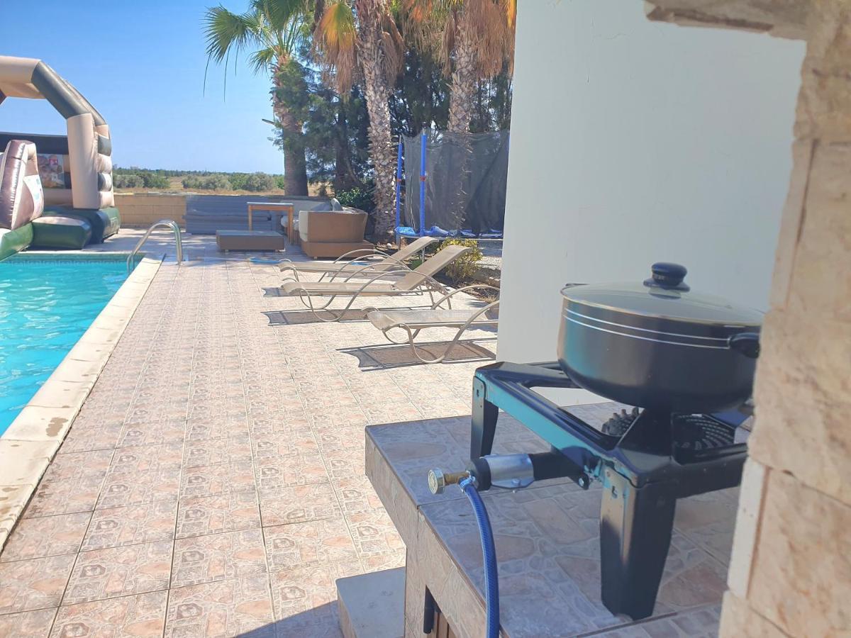 Larnaca Mansion Ideal For 3 Families Or More Esterno foto