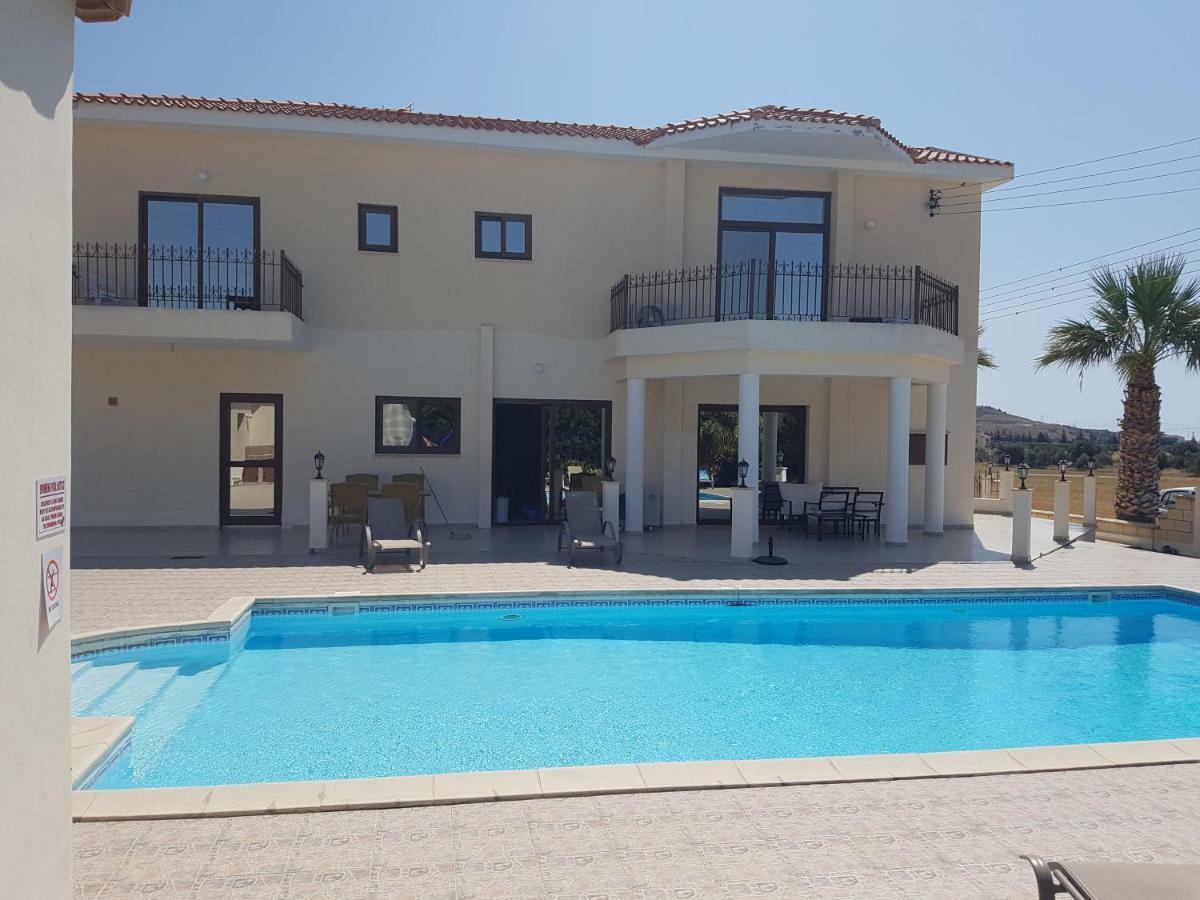 Larnaca Mansion Ideal For 3 Families Or More Esterno foto
