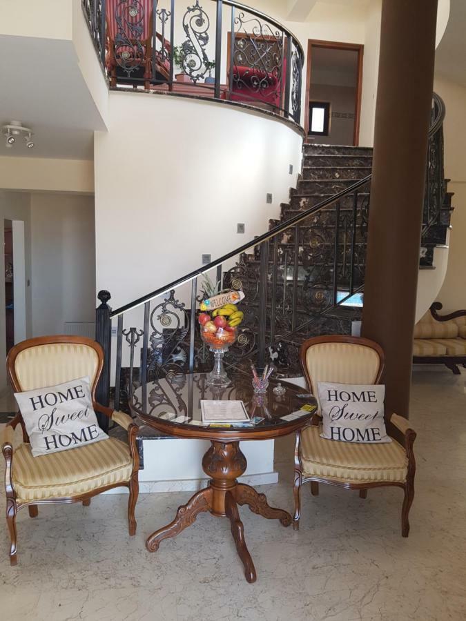 Larnaca Mansion Ideal For 3 Families Or More Esterno foto